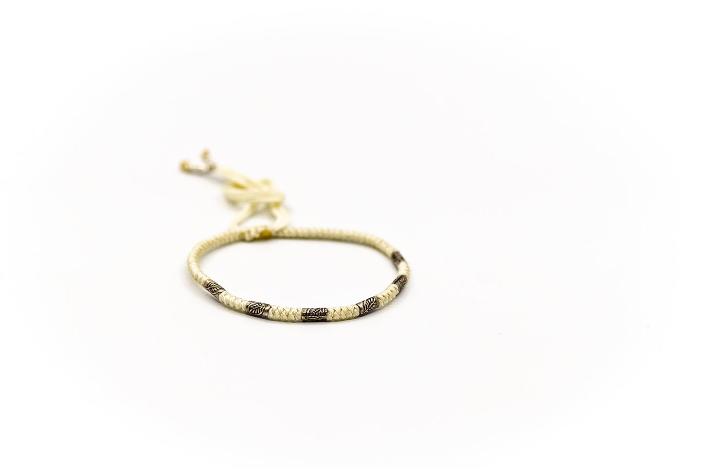 PSB663 - Silver Thin Bracelet on White Round Knot