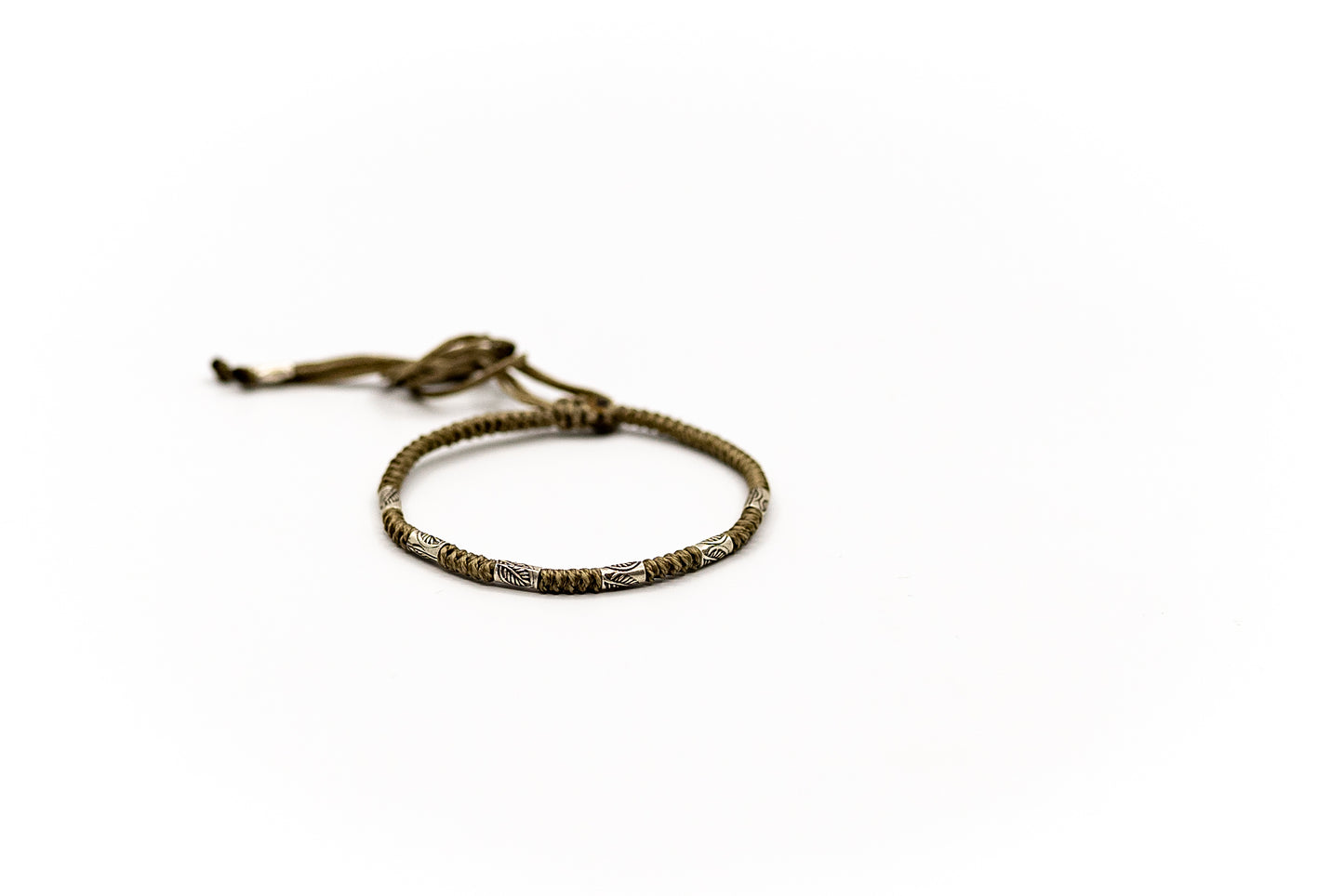 PSB670 - Silver Thin Bracelet on Totora Round Knot
