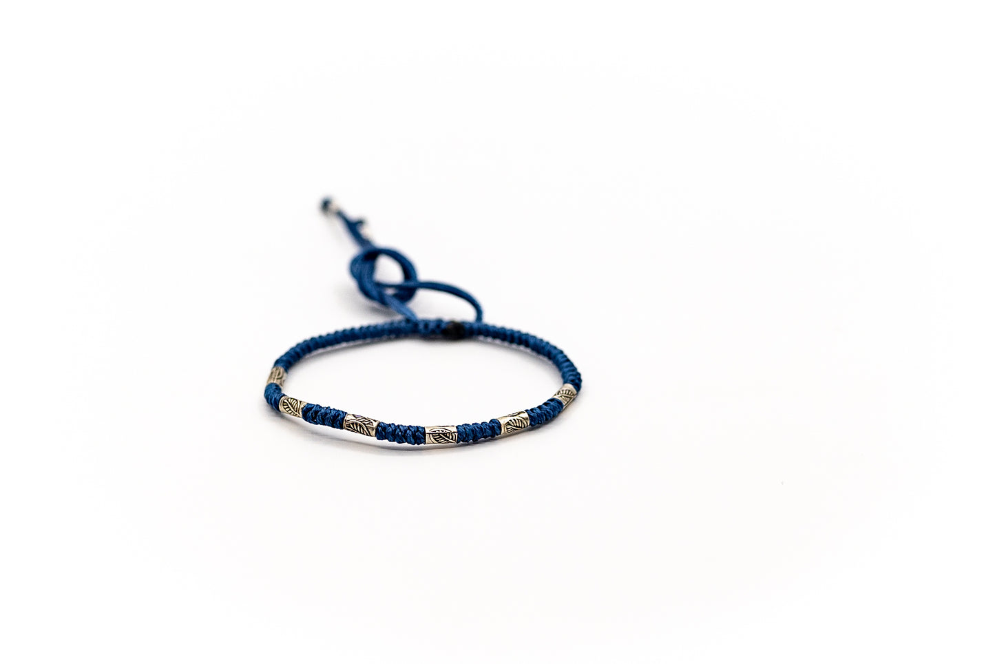 PSB675 - Silver Thin Bracelet on Bright Blue Round Knot