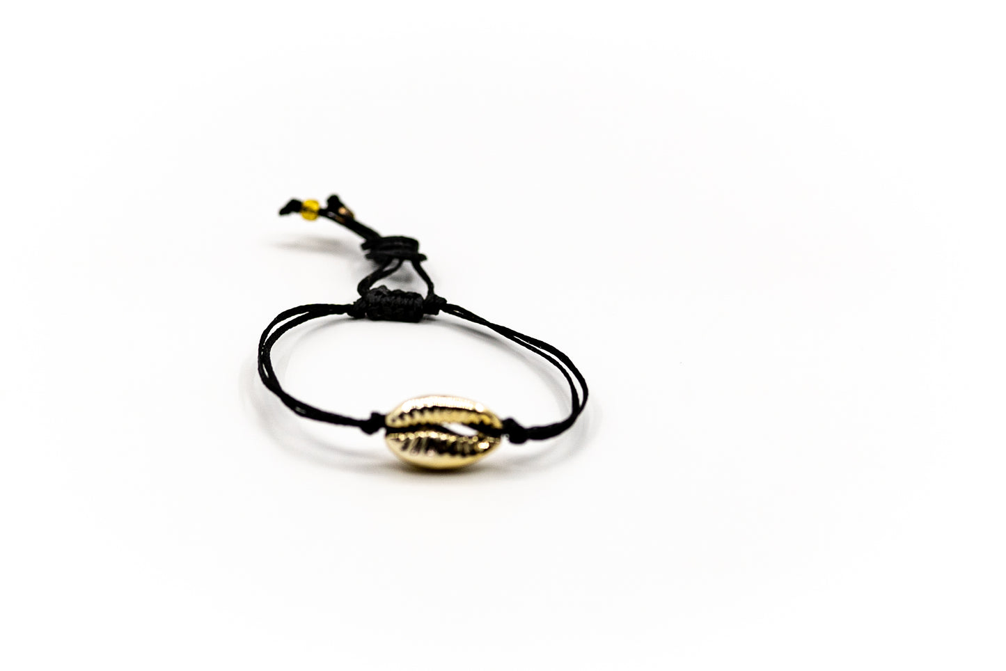PALM STRINGS - SINGLE MEDIUM GOLD PLATED COWRIE ON BLACK STRING