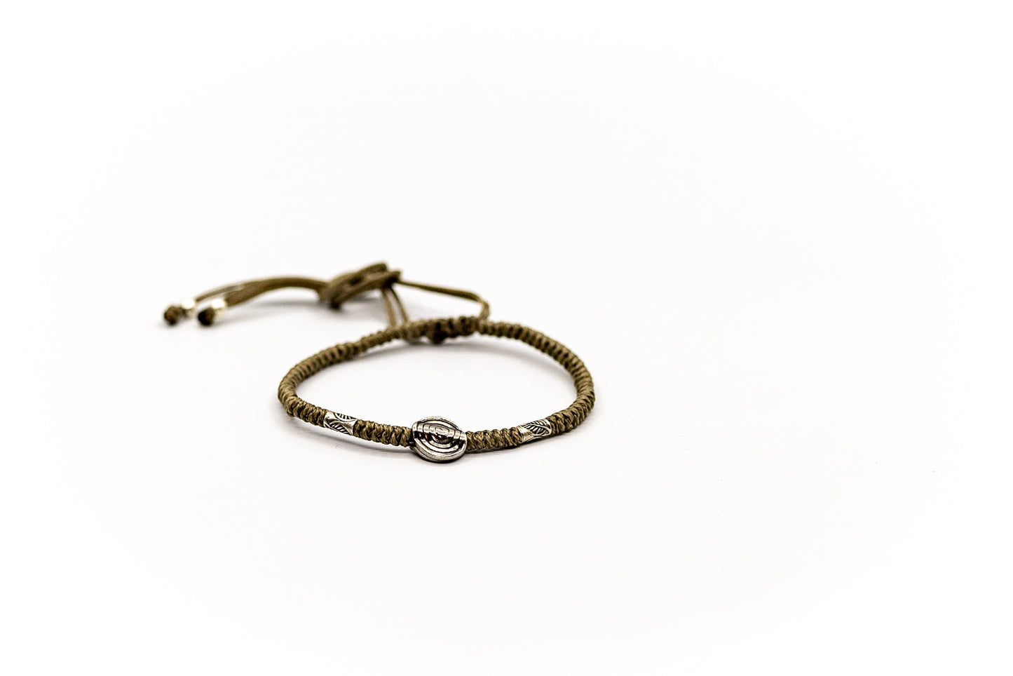 PSB687 - Silver Thin Bracelet with Light Camo Silver Disc on Round Knot