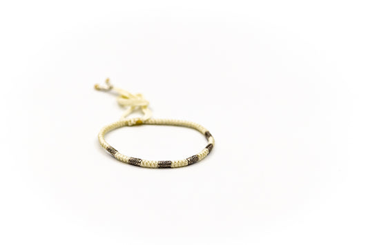 PSB663 - Silver Thin Bracelet on White Round Knot